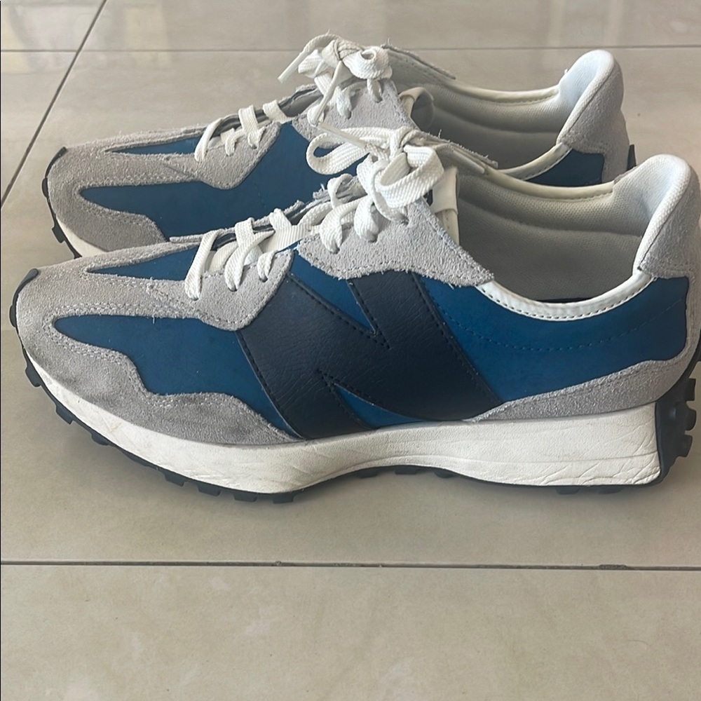 New Balance Gray and Blue Sneakers with Sleek Design